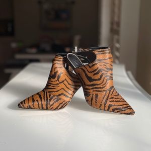 White House Black Market Dana Tiger Calf Hair Animal Print Shoe 8 1/2